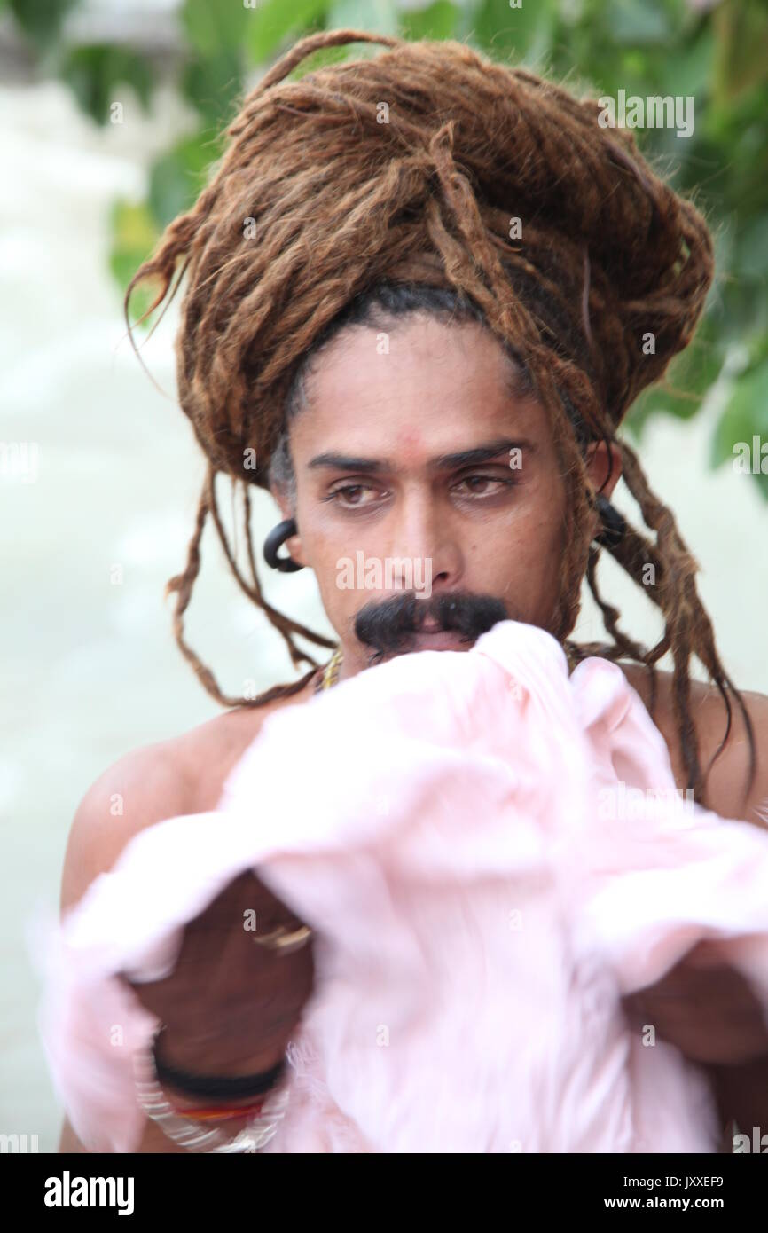 Capelli molto lunghi Swami indù, Sadhu Santo uomo, Sadhu, Swami, Babba, Sanskrit, Naga Sadhu, capelli molto lunghi, Varanasi, Haridwar, (Copyright © Saji Maramon) Foto Stock