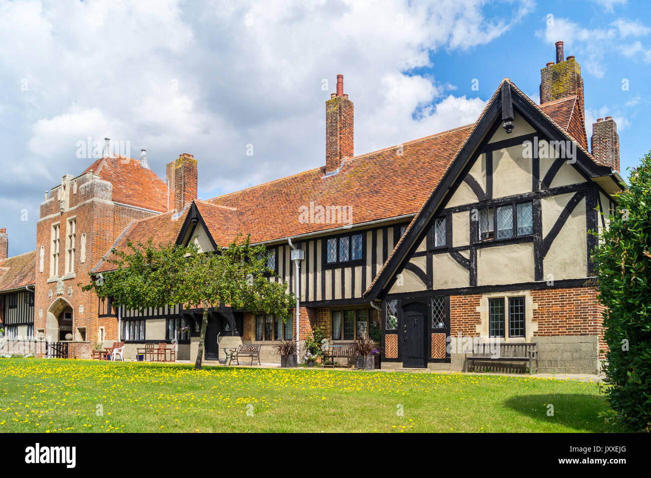 Margaret Ogilvie gli ospizi di carità di W.G. Wilson, simulazione di stile Tudor, 1926, Thorpeness, Suffolk, Inghilterra Foto Stock