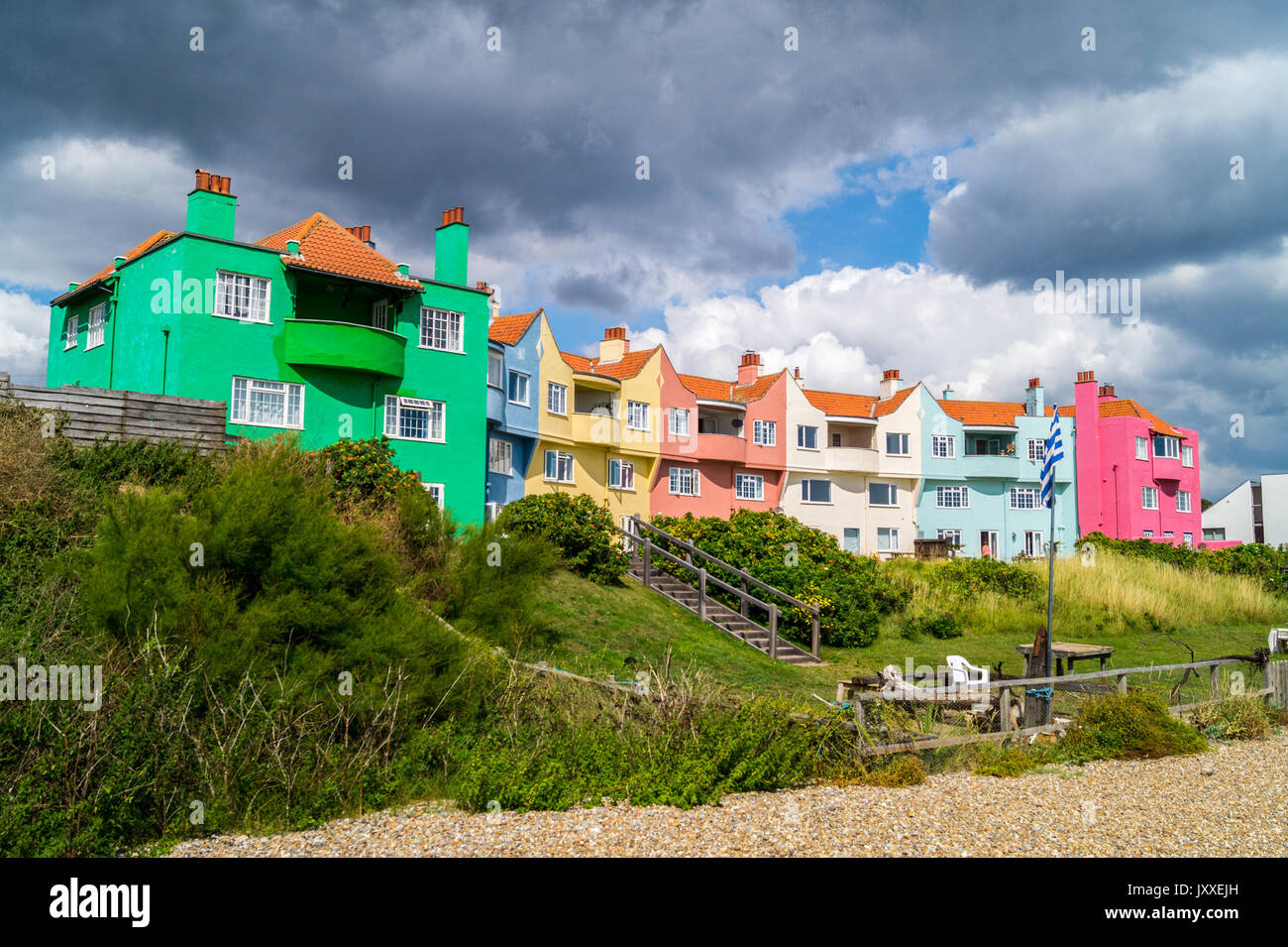 "Terrapieni' blocco Appartamento terrazza, 1920s, nelle arti e mestieri stile, dipinte in colori primari, Thorpeness Beach, Suffolk, Inghilterra Foto Stock