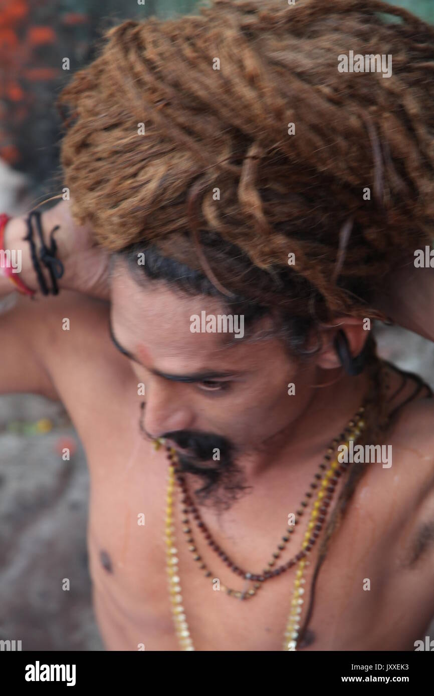 Capelli molto lunghi Swami indù, Sadhu Santo uomo, Sadhu, Swami, Babba, Sanskrit, Naga Sadhu, capelli molto lunghi, Varanasi, Haridwar, (Copyright © Saji Maramon) Foto Stock