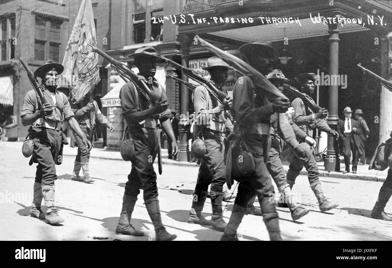 Ventiquattresimo fanteria americana passando attraverso watertown, NY; la guerra mondiale i soldati americani che trasportano armi sulle spalle, vestito in uniforme, pieno ritratto, 1917. Foto Stock