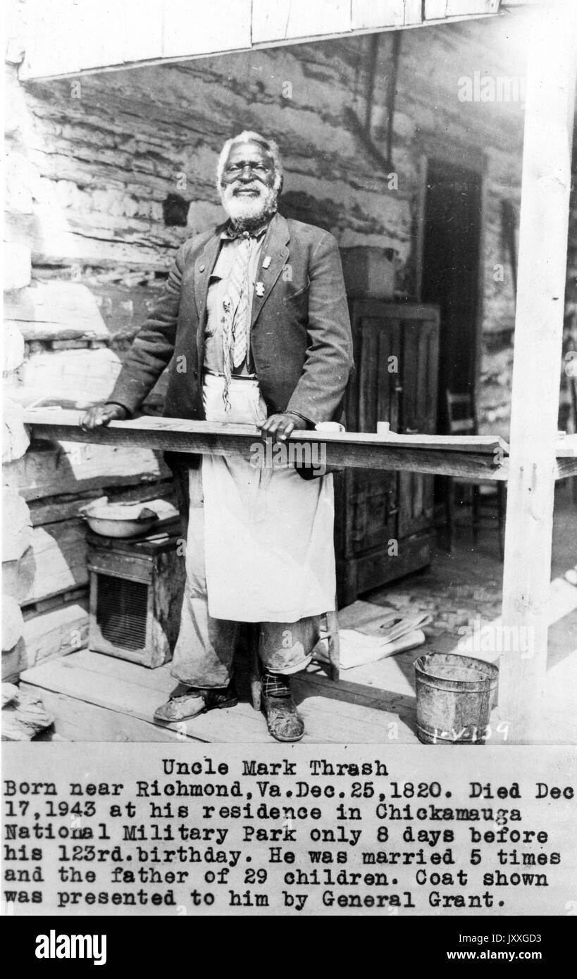 Ritratto completo di zio Mark Thrash, giacca indossata a lui dal generale Grant, in piedi fuori su un portico, sorridente espressione facciale, 1870. Foto Stock