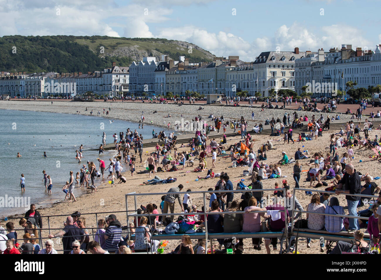 Il turista a godere la spiaggia sulla North Shore a Llandudno, il Galles del Nord Foto Stock