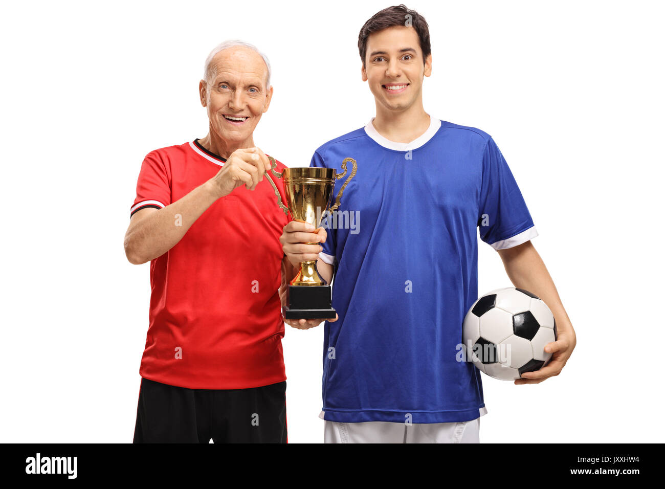 Giovane giocatore di calcio e un anziano giocatore in possesso di un Golden Trophy isolati su sfondo bianco Foto Stock
