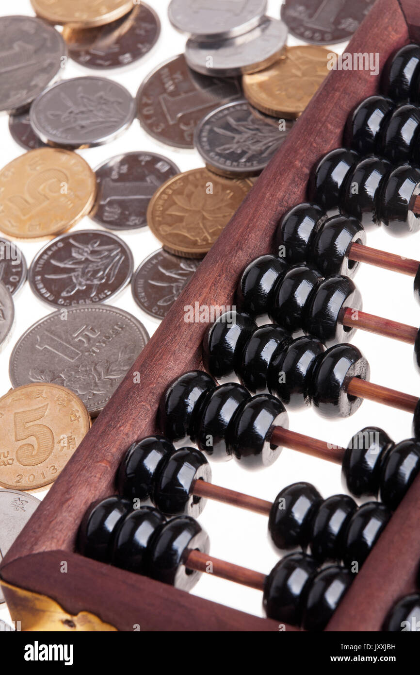 In prossimità di un vecchio Cinese di legno Abacus e monete cinesi Foto Stock