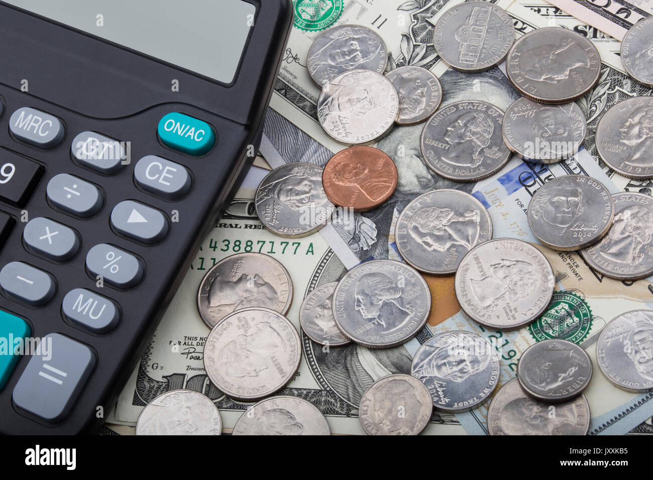 Stati Uniti le banconote e le monete in euro con una calcolatrice Foto Stock