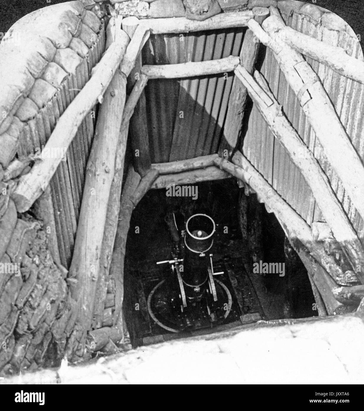 Unterirdischer Mörsergranatenwerfer in seinem sandsackgeschützen Erdloch, 1917. Mortaio di trincea nella sua camera con travi di legno, 1917. Foto Stock