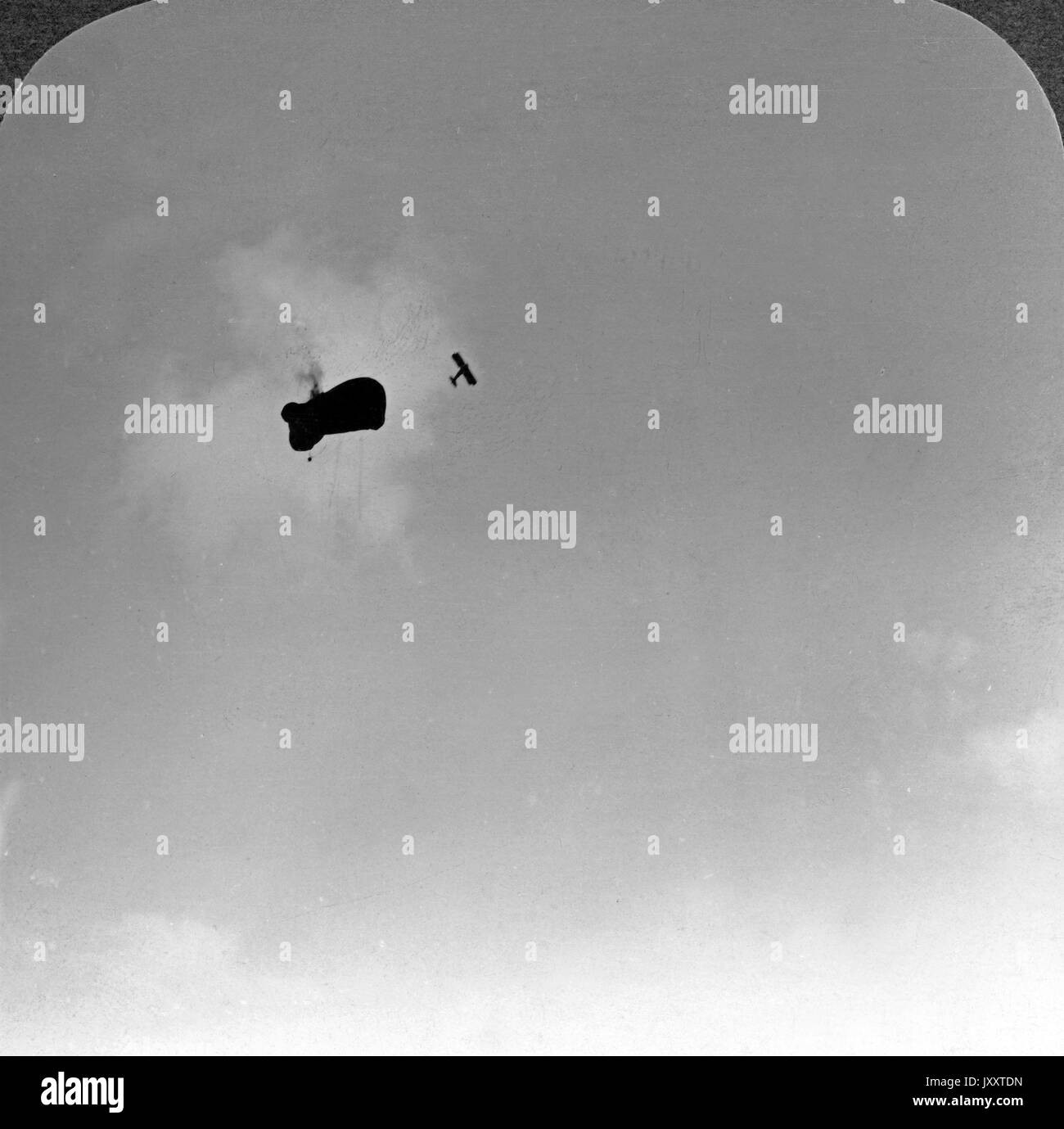 Ein Aufklärungsballon wird durch ein amerikanisches Militärflugzeug fatalerweise durchlöchert, 1917. Osservazione fatalmente a palloncino forato da esercito americano aereo, 1917. Foto Stock