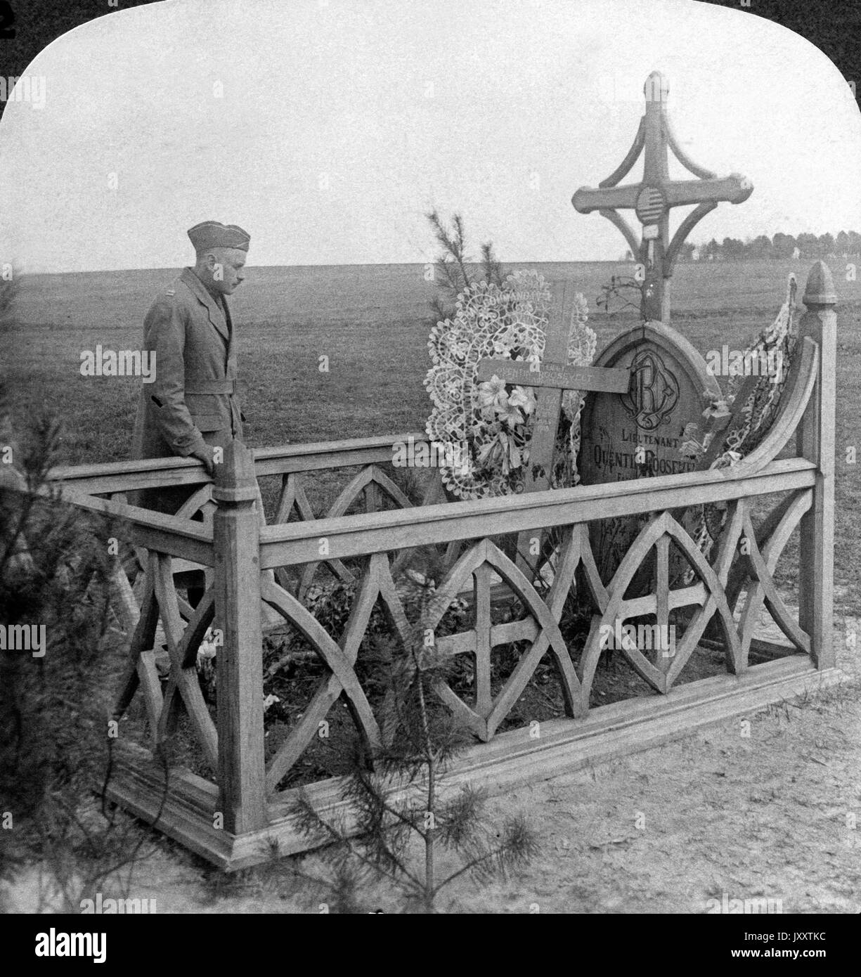 Grab des Leutnants Quentin Roosevelt, von den Deutschen beerdigt, wo er fiel, Coulonges Cohan, Frankreich 1918. Tomba di Lieut. Quentin Roosevelt, sepolto da tedeschi, dove è caduto, Coulonges Cohan, Francia 1918 Foto Stock