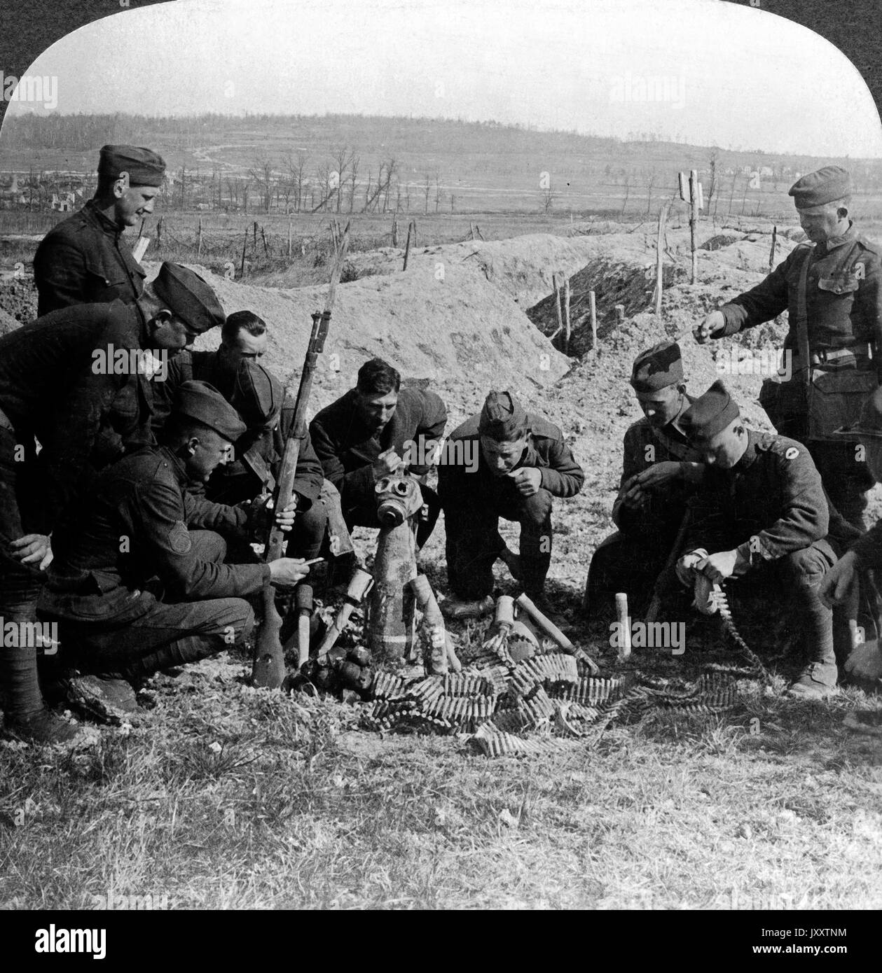 Sounvenirs sammeln auf dem Schlachtfeld von Fort de Brimont, Frankreich Ende 1918. Sul campo di battaglia, raccogliendo souvenir, Fort de Brimont, Francia, fine 1918. Foto Stock