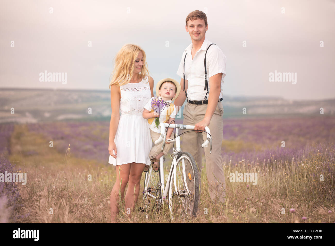 Bella famiglia sul campo di lavanda Foto Stock