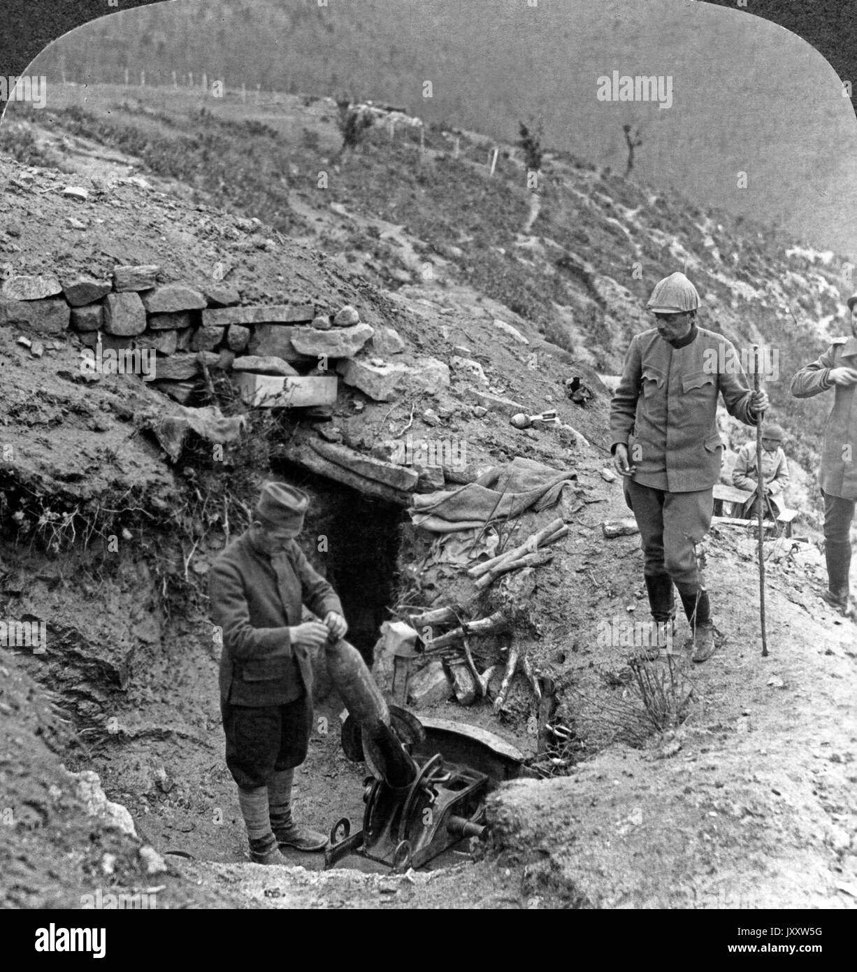 Laden eines Mörsergranatenwerfers vom Schützengraben aus an der serbischen anteriore, Serbien 1916. Caricamento di una trincea di mortaio in una collina piroga sul fronte serbo, Serbia 1916. Foto Stock