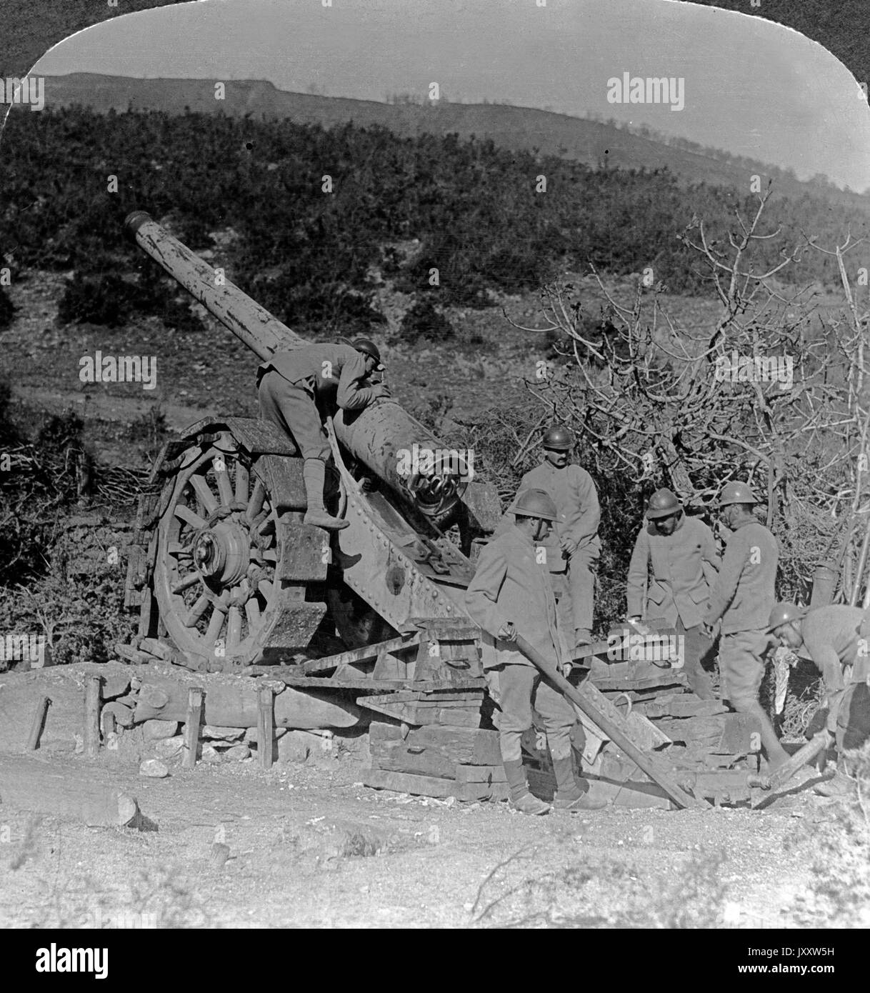 Ein französisches 155 mm Geschütz in Aktion an der serbischen anteriore, Serbien 1916. Un Francese di 155 mm pistola in azione sul fronte serbo, Serbia 1916. Foto Stock