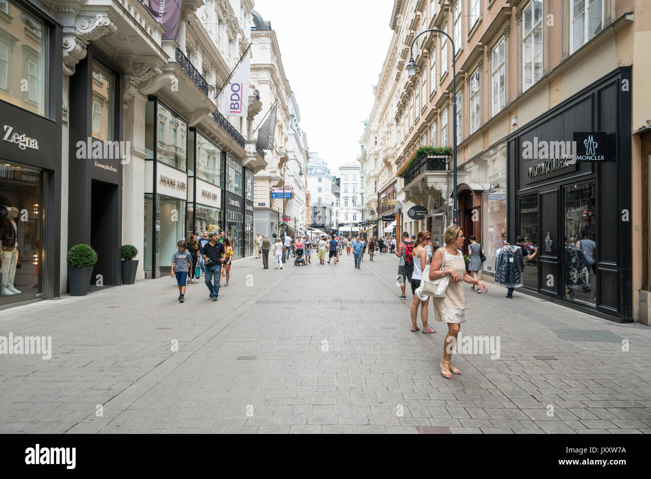 La gente a piedi per fare shopping in Kohlmarkt street a Vienna Foto Stock