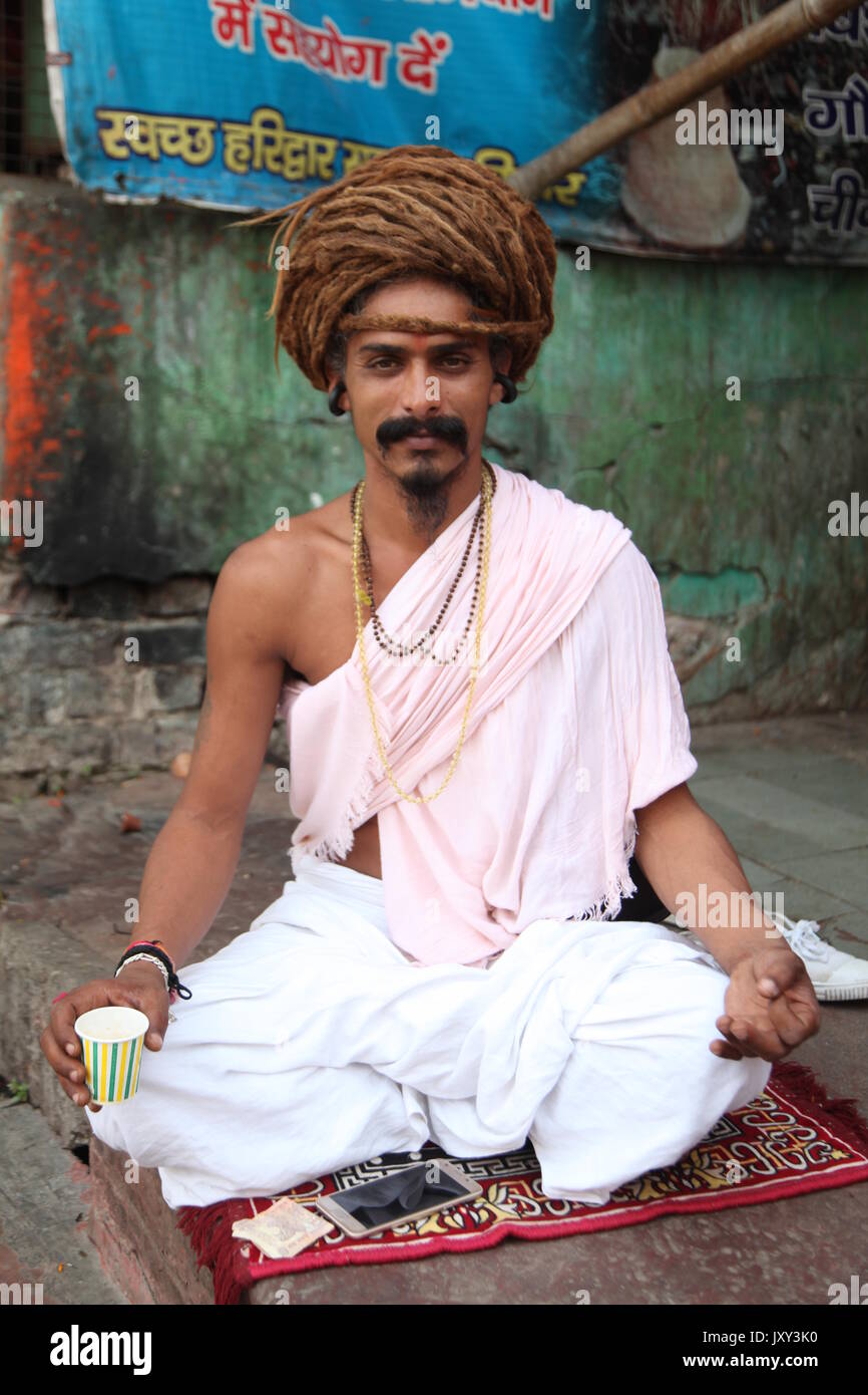 Capelli lunghi Baba, Swami indù, un uomo santo sadhu, Sadu, sacerdote indù, Swami, Babba, Sanskrit sadhu, Varanasi, Haridwar, Rishikesh, (© Saji Maramon) Foto Stock