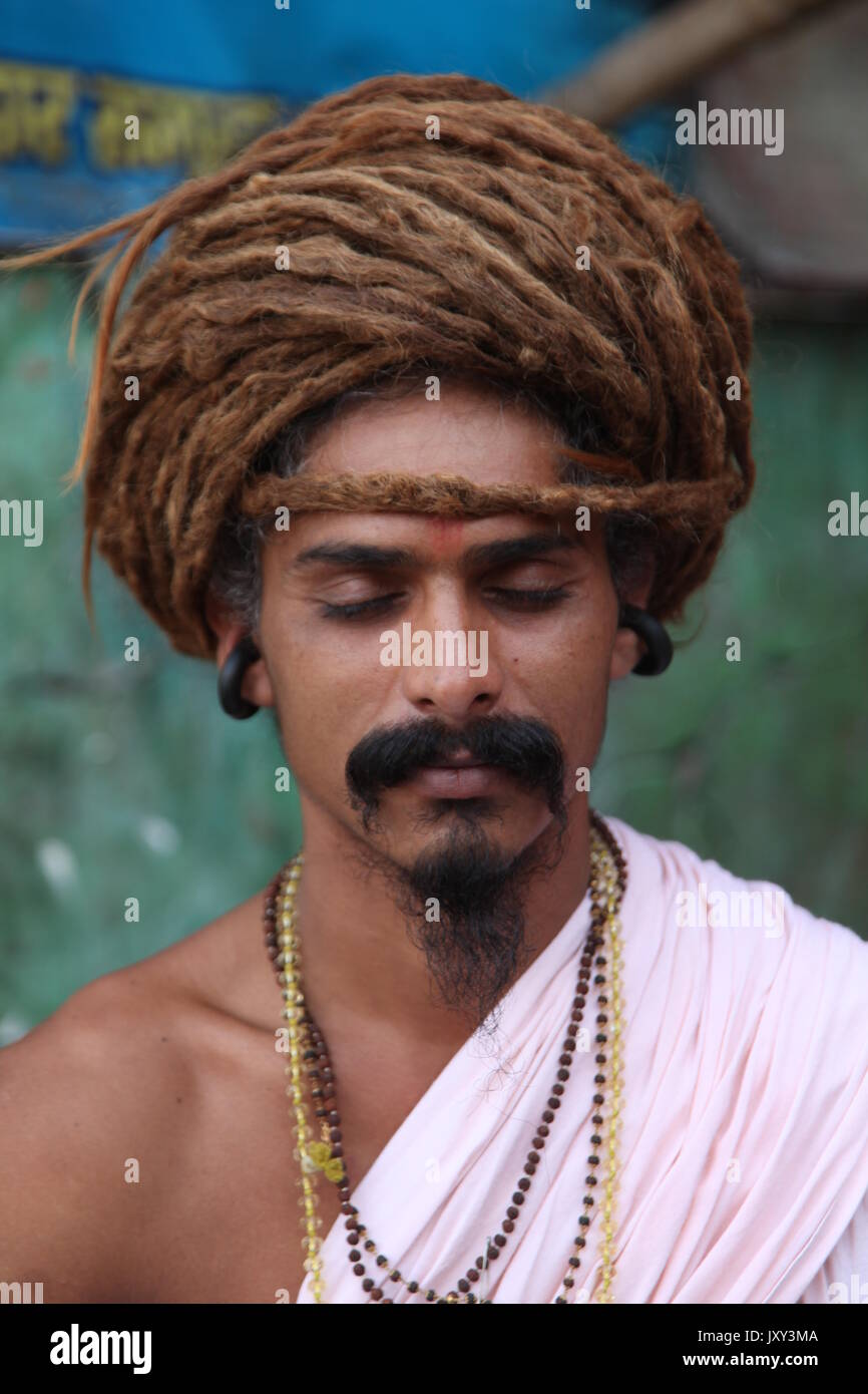 Capelli lunghi Baba, Swami indù, un uomo santo sadhu, Sadu, sacerdote indù, Swami, Babba, Sanskrit sadhu, Varanasi, Haridwar, Rishikesh, (© Saji Maramon) Foto Stock