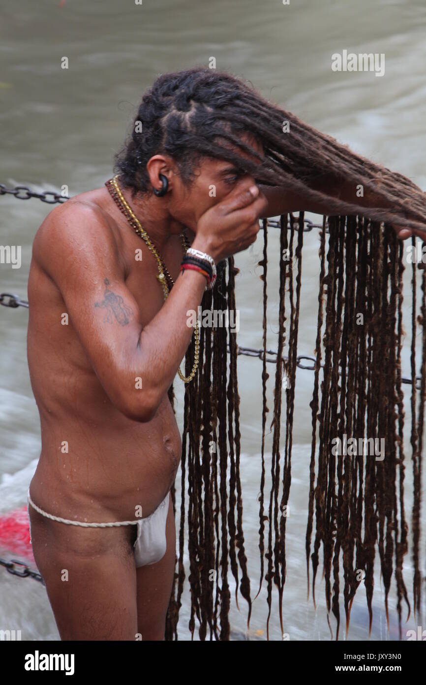 Capelli lunghi Baba, Swami indù, un uomo santo sadhu, Sadu, sacerdote indù, Swami, Babba, Sanskrit sadhu, Varanasi, Haridwar, Rishikesh, (© Saji Maramon) Foto Stock