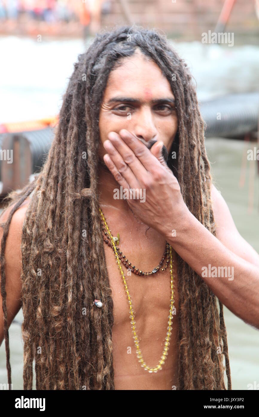 Capelli lunghi Baba, Swami indù, un uomo santo sadhu, Sadu, sacerdote indù, Swami, Babba, Sanskrit sadhu, Varanasi, Haridwar, Rishikesh, (© Saji Maramon) Foto Stock