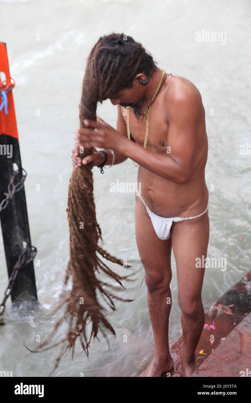 Capelli lunghi Baba, Swami indù, un uomo santo sadhu, Sadu, sacerdote indù, Swami, Babba, Sanskrit sadhu, Varanasi, Haridwar, Rishikesh, (© Saji Maramon) Foto Stock