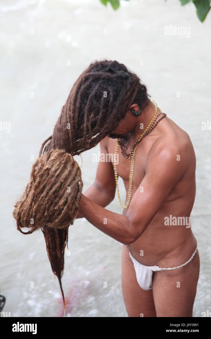 Capelli lunghi Baba, Swami indù, un uomo santo sadhu, Sadu, sacerdote indù, Swami, Babba, Sanskrit sadhu, Varanasi, Haridwar, Rishikesh, (© Saji Maramon) Foto Stock