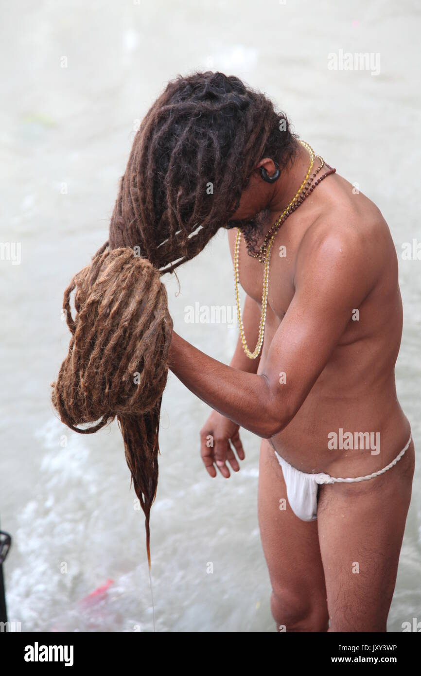 Capelli lunghi Baba, Swami indù, un uomo santo sadhu, Sadu, sacerdote indù, Swami, Babba, Sanskrit sadhu, Varanasi, Haridwar, Rishikesh, (© Saji Maramon) Foto Stock