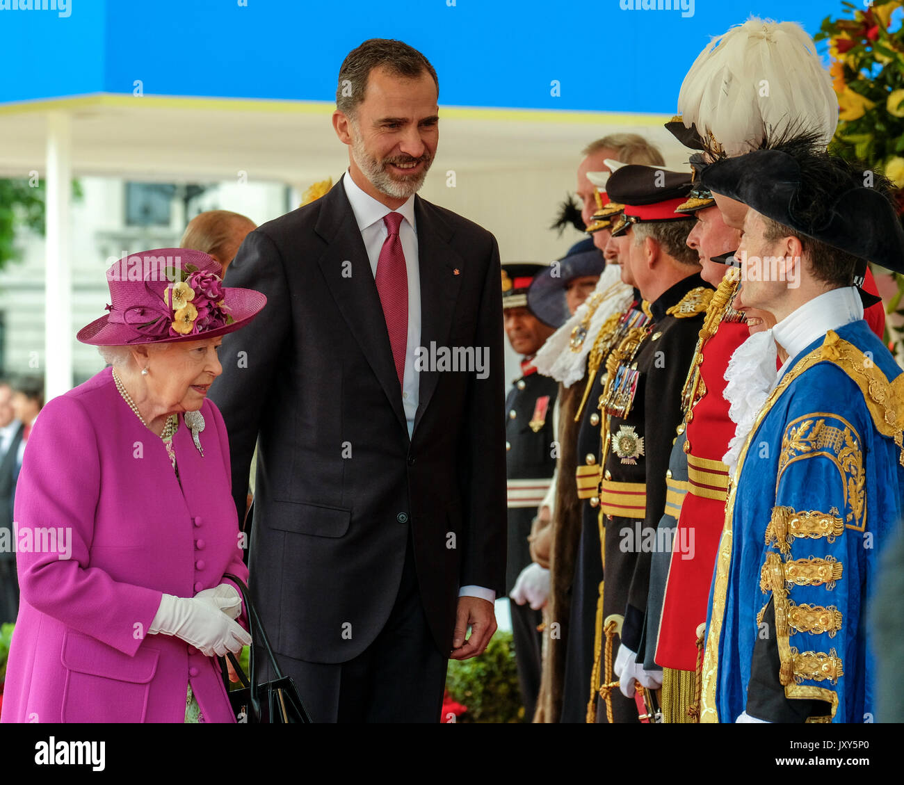 La regina e il Duca di Edimburgo ha formalmente il benvenuto a Sua Maestà il re Felipe VI di Spagna presso la sfilata delle Guardie a Cavallo su Mercoledì 12 Luglio 2017. Nella foto: la Regina e il Duca di Edimburgo ha formalmente il benvenuto a Sua Maestà il re Felipe VI di Spagna, accompagnato da Sua Maestà la Regina Letizia sulla sfilata delle Guardie a Cavallo. Le presentazioni sono realizzati e della Guardia d'onore dà un Royal Salute. . Foto Stock