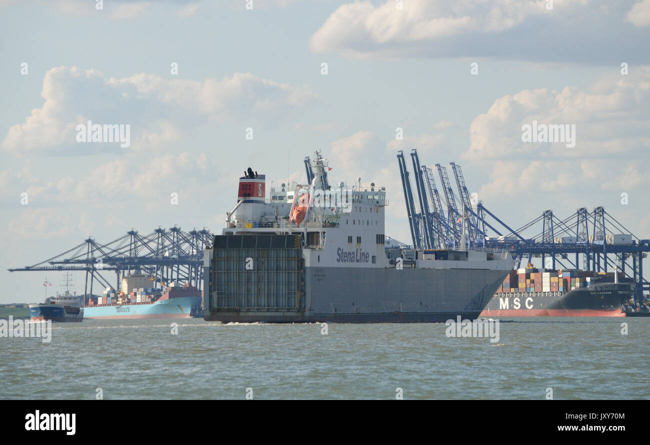 Stena Line Ro-Ro nave cargo Severine visto passando per il porto di Felixstowe legato per Harwich Foto Stock