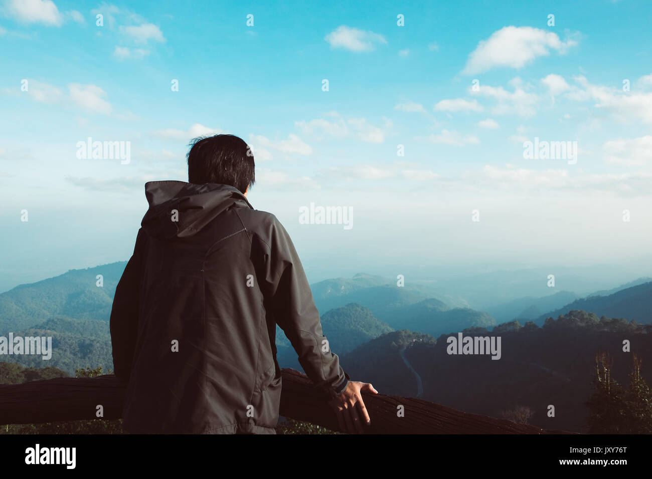 Viaggiatore Da Solo al picco di sfondo di montagna, Chiangmai Thailandia, il concetto di viaggio. Foto Stock