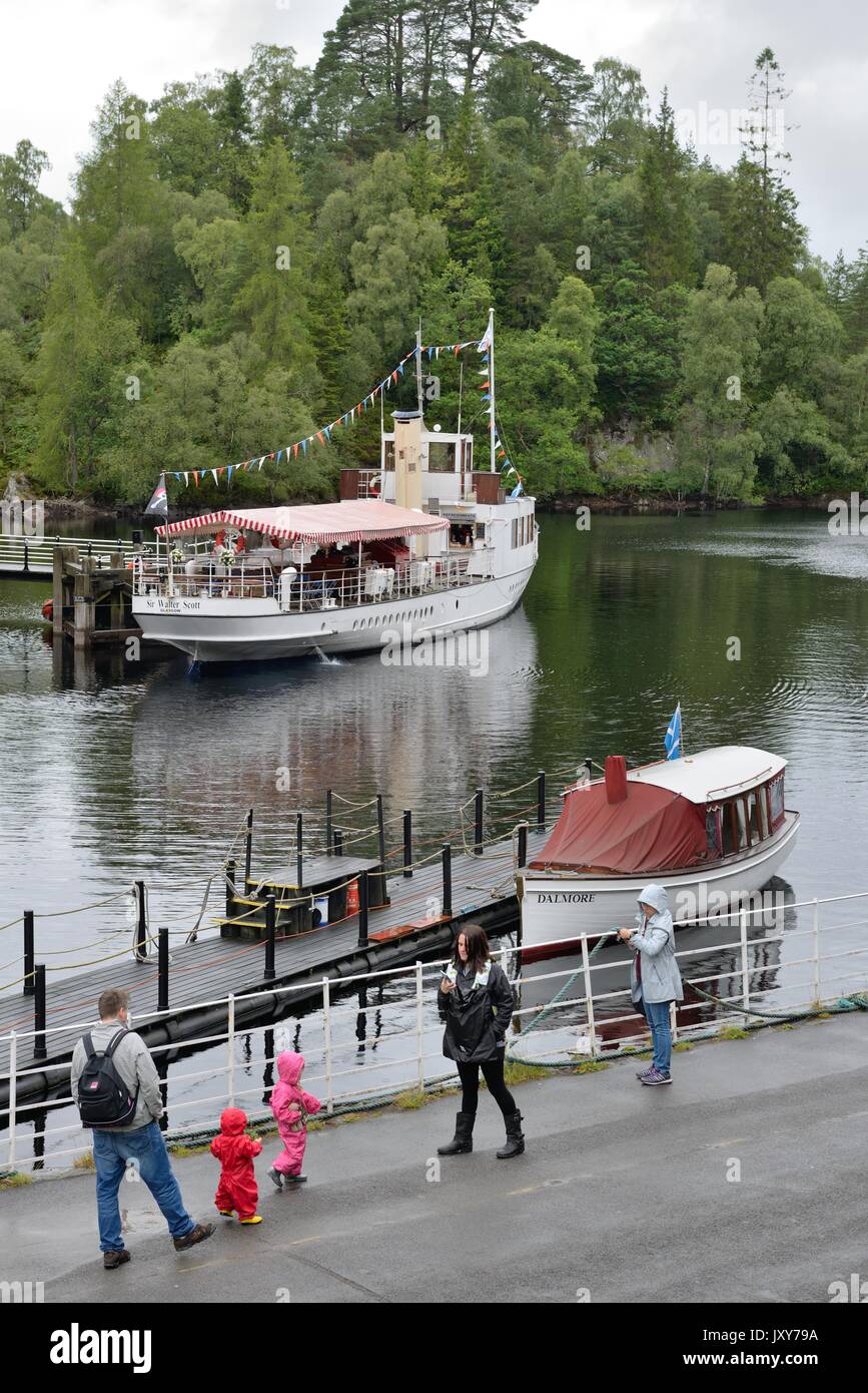 Il Sir Walter Scott battello a vapore prepara a vela da Trossachs Pier su Loch Katrine, Callander, Scotland, Regno Unito Foto Stock