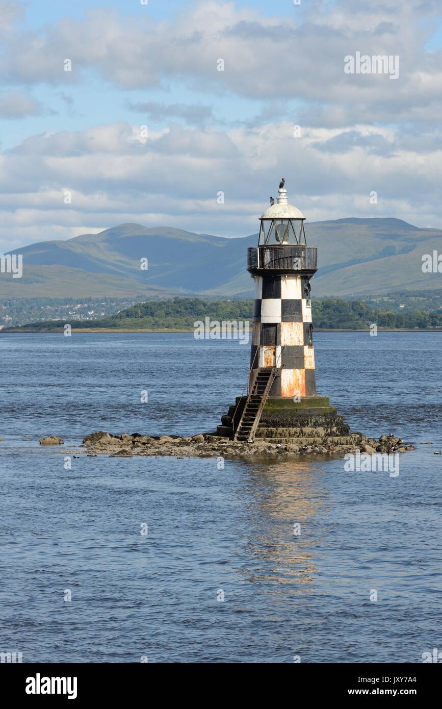 Luce di navigazione a scacchi in bianco e nero sull'isola faro sull'estuario del fiume Clyde a Port Glasgow, Inverclyde, Scozia. REGNO UNITO Foto Stock