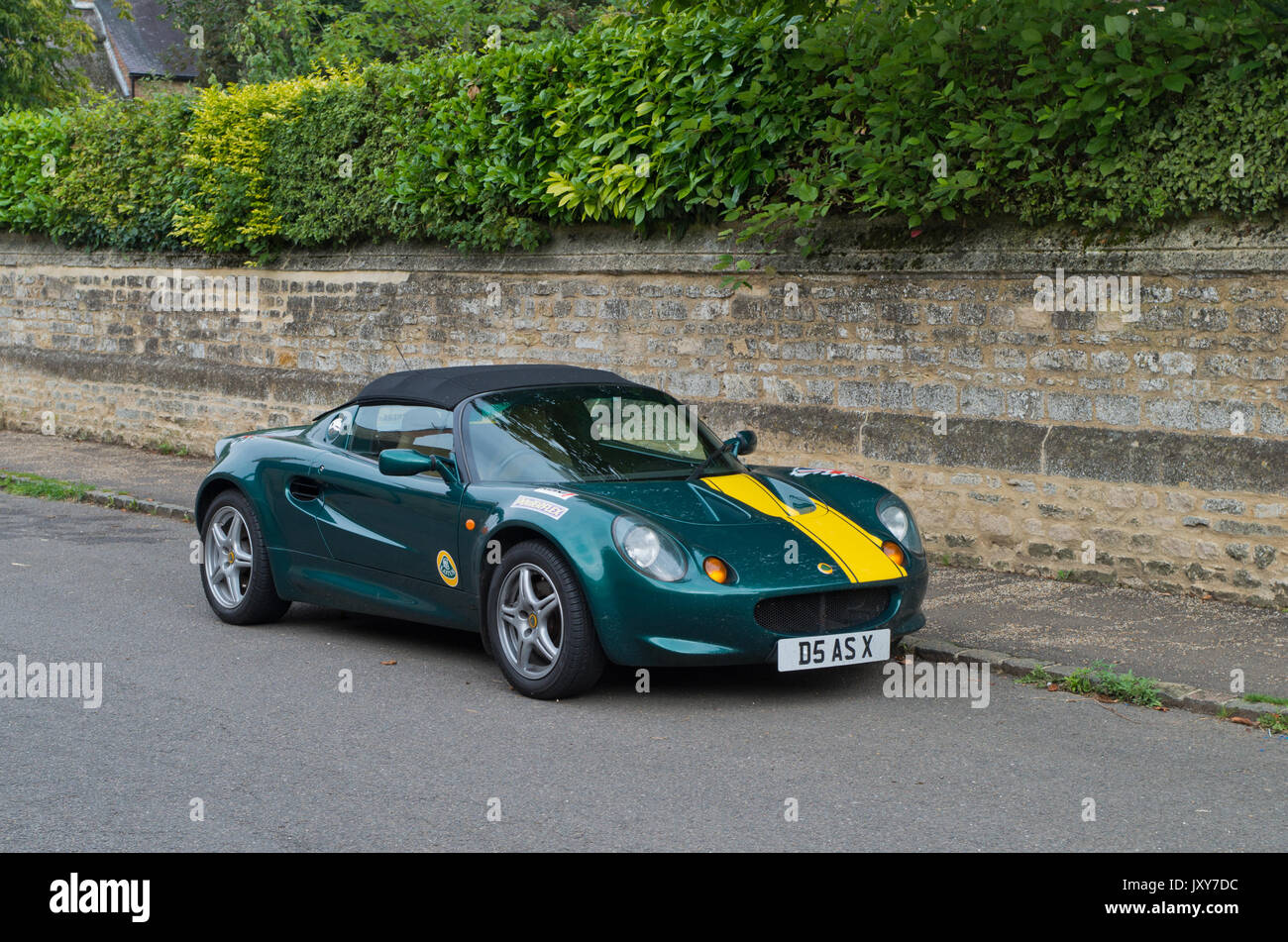Lotus Elise auto sportiva in Racing Green con una striscia gialla, parcheggiato ina street nel villaggio di Geddington, REGNO UNITO Foto Stock