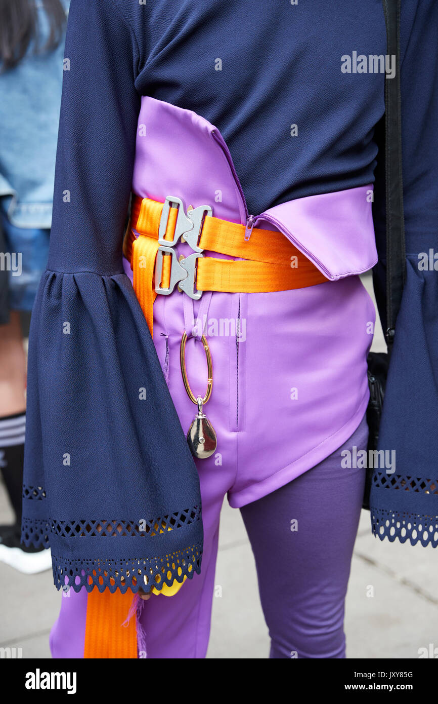 Persona in purple shorts, collant e camicetta blu, metà sezione Foto Stock