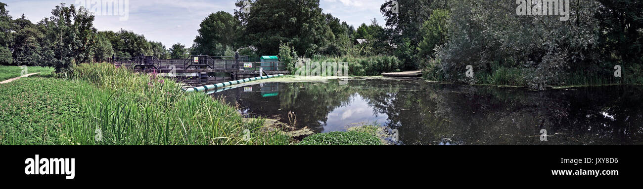 Paratoie sul fiume waveney a bungay suffolk England Regno Unito Foto Stock