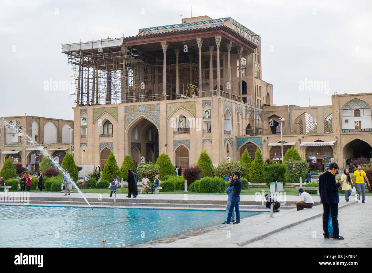 Iran: l'Ali Qapu o grande palazzo persiano visto dal Naghsh-ho JAHAN Piazza (l Imam Square o Shah Square) in Isfahan (Ispahan) Foto Stock