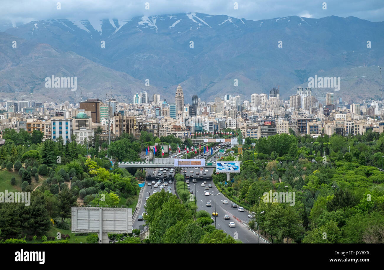 Iran Teheran: la città vista dal ponte di Tabiat. Il ponte che collega la ab-o-Atash con il Parco Taleghani<br> Foto Stock