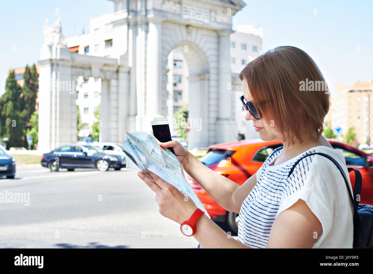 Smartphone con GPS Navigator e mappa nelle mani di una donna tourist Foto Stock