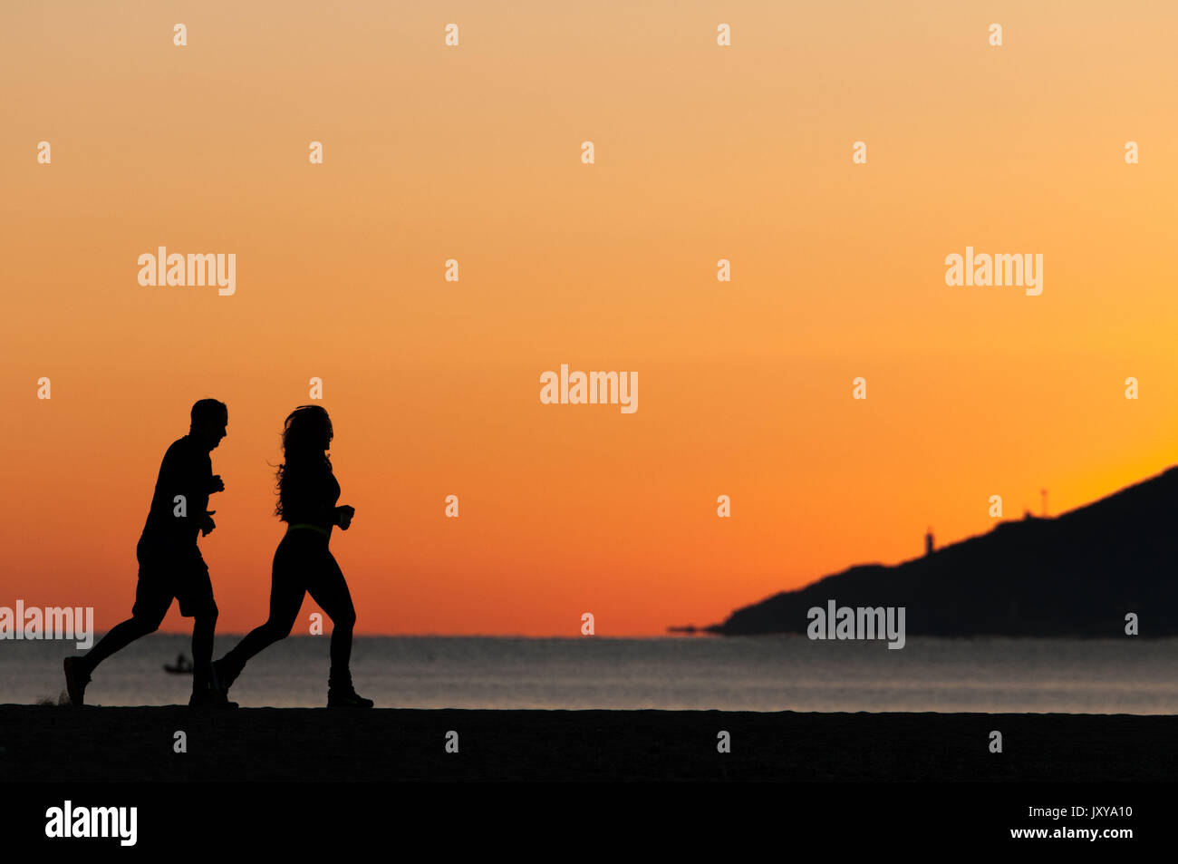 Argelès-sur-Mer (sud-est della Francia). Giovane jogging in riva al mare nelle prime ore del mattino Foto Stock