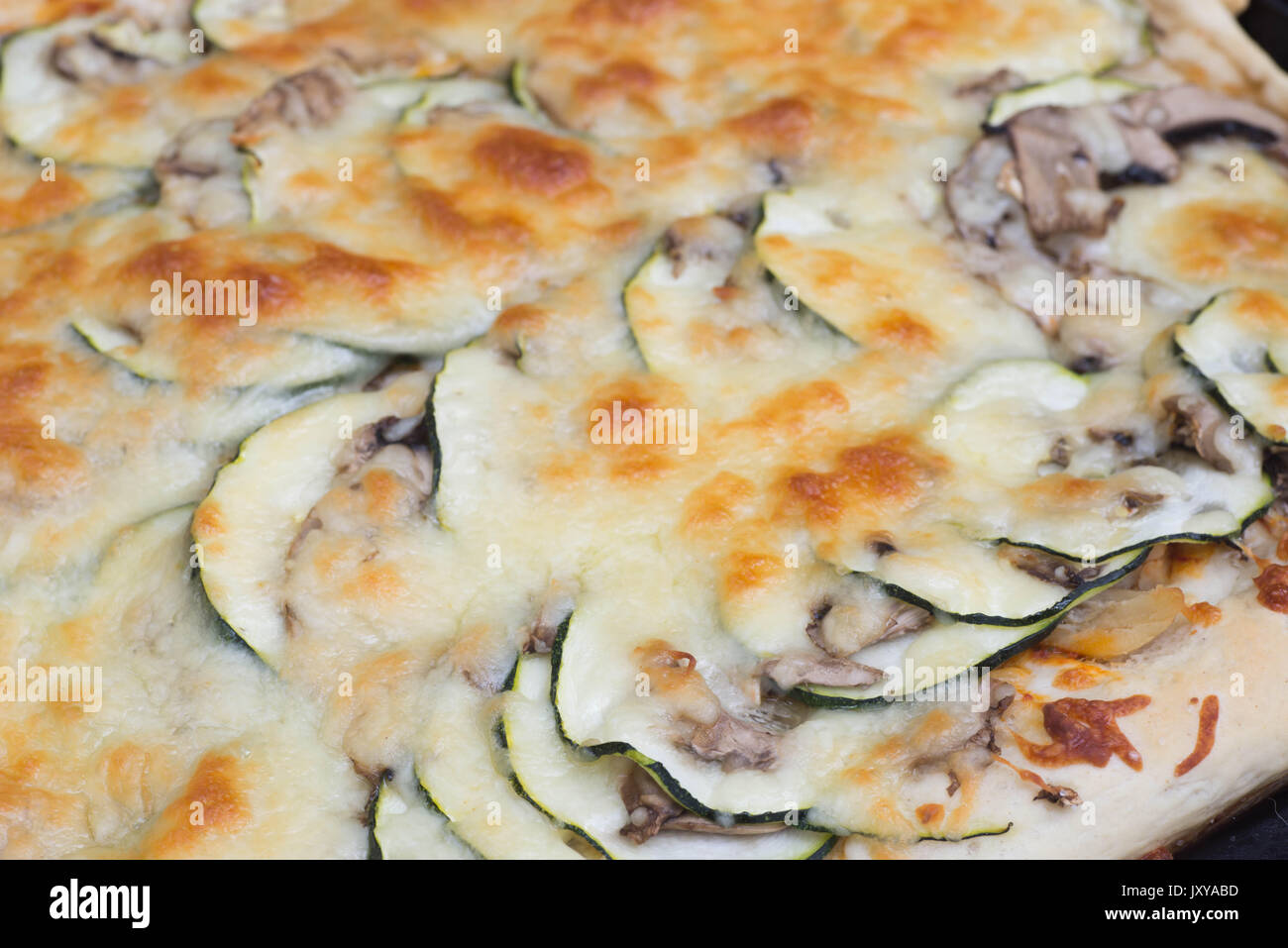 La pizza fatta in casa con zucchine closeup Foto Stock