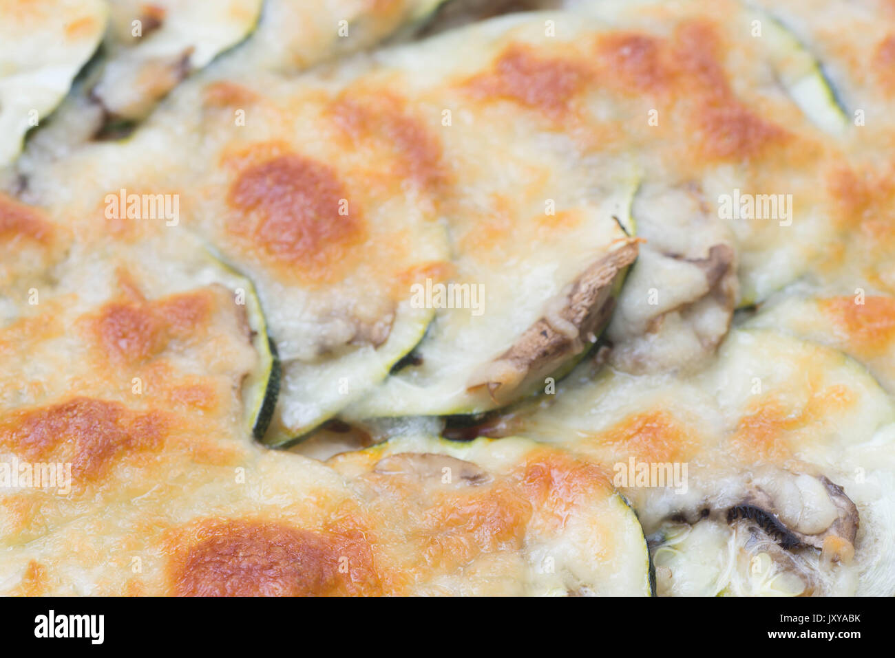 La pizza fatta in casa con zucchine closeup Foto Stock