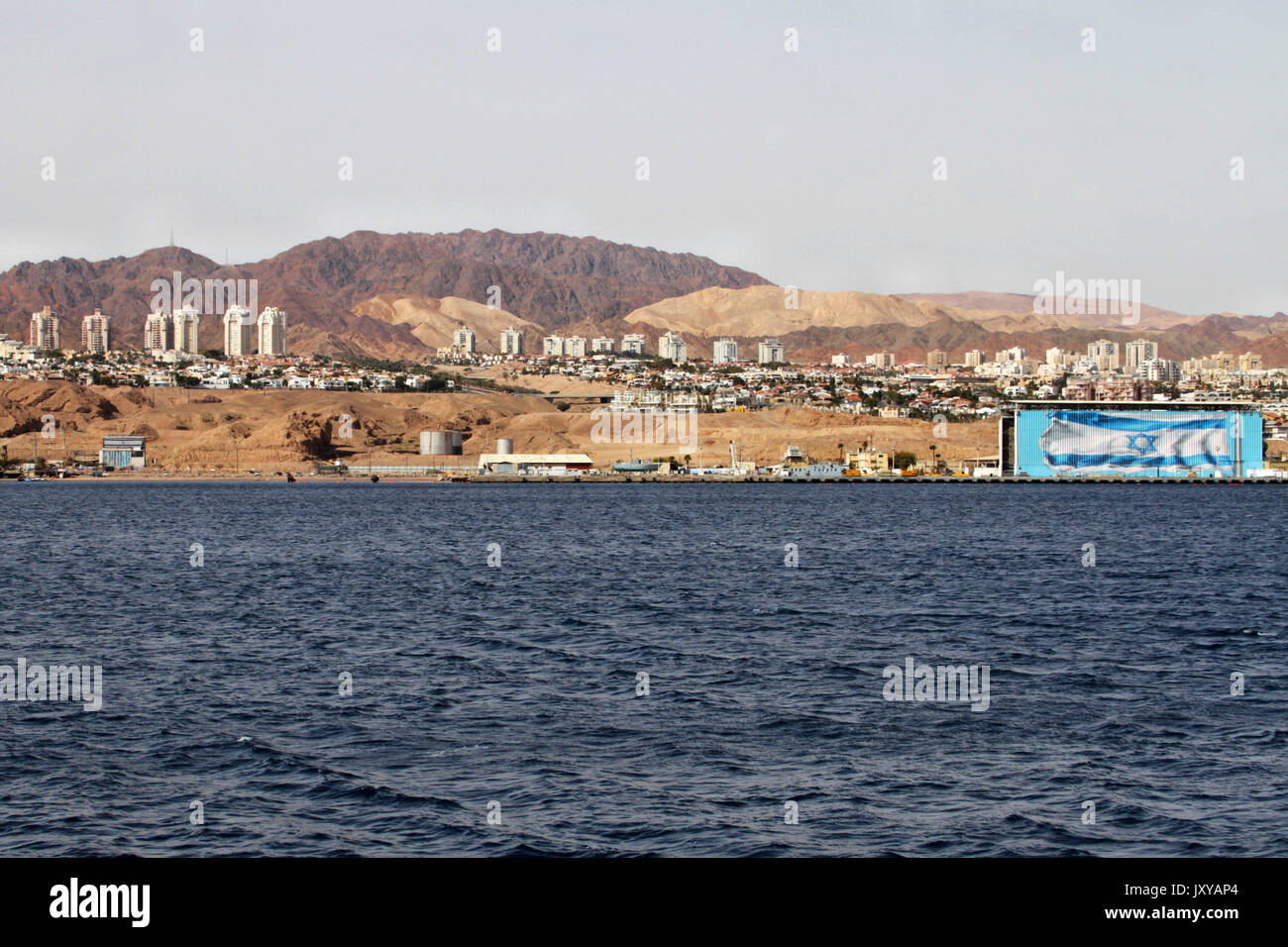 La più lunga del mondo bandiera Israeliana murale è visto in Eilat da una barca sul Mar Rosso. Foto Stock