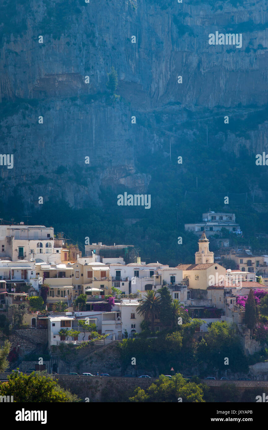 Massicce scogliere dwarf cittadina di Positano lungo la Costiera Amalfitana, Campania, Italia Foto Stock