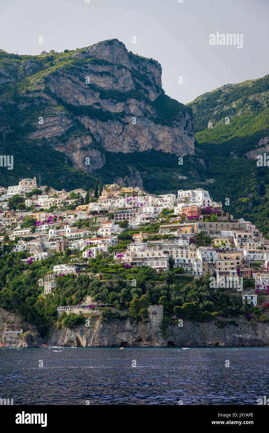 Paese collinare di Positano lungo la Costiera Amalfitana, Campania, Italia Foto Stock