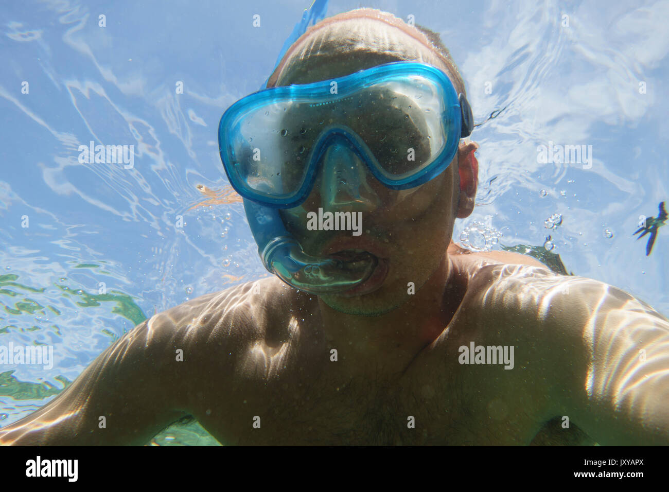 L'uomo faccia subacquei con immersioni scuba mask Foto Stock