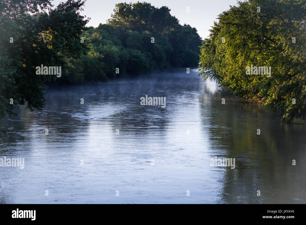Le nebbie di fine salire dal fiume al mattino presto. Foto Stock