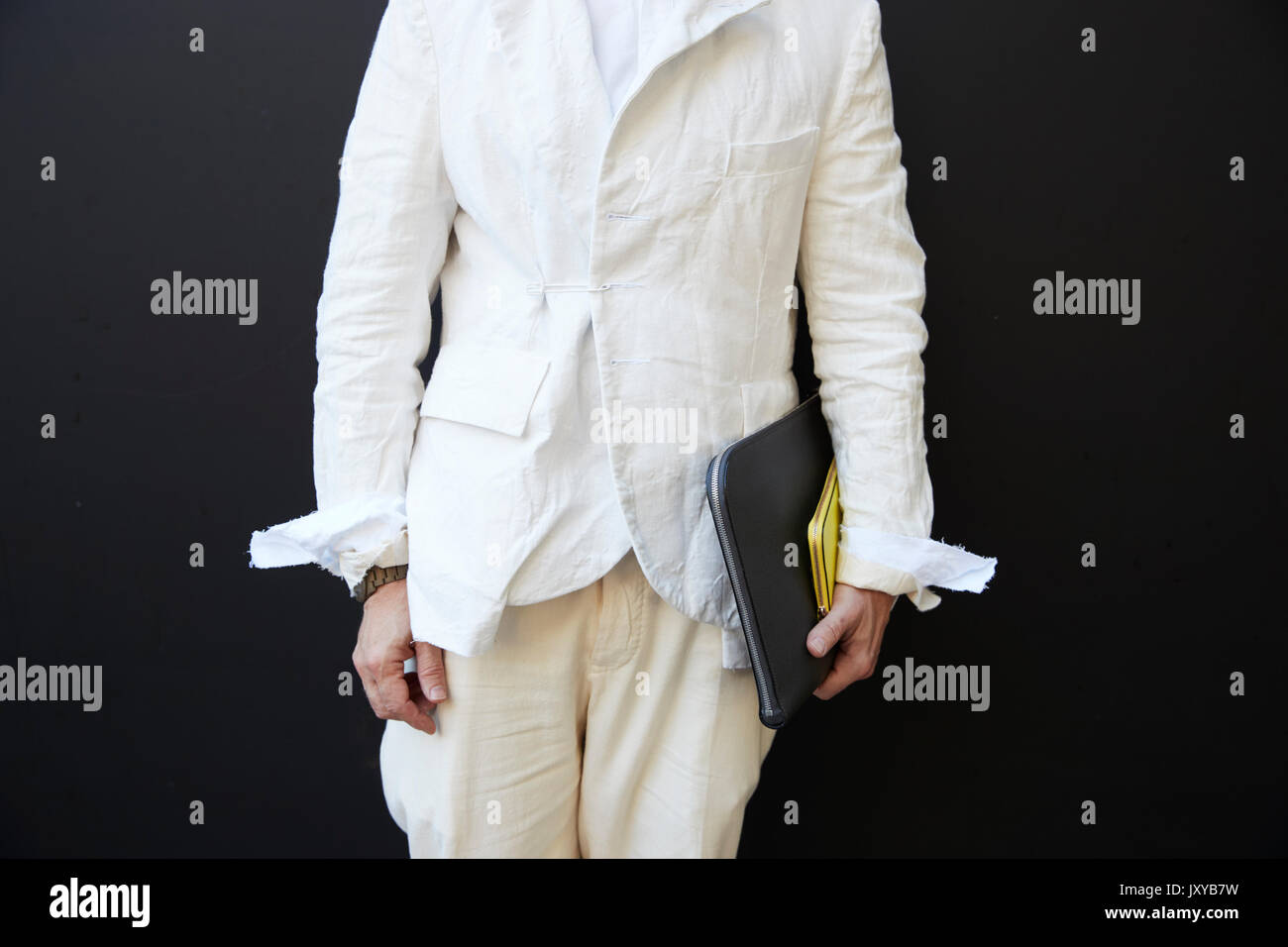 La sezione centrale di un Uomo in camicia bianca e pantaloni color crema Foto Stock