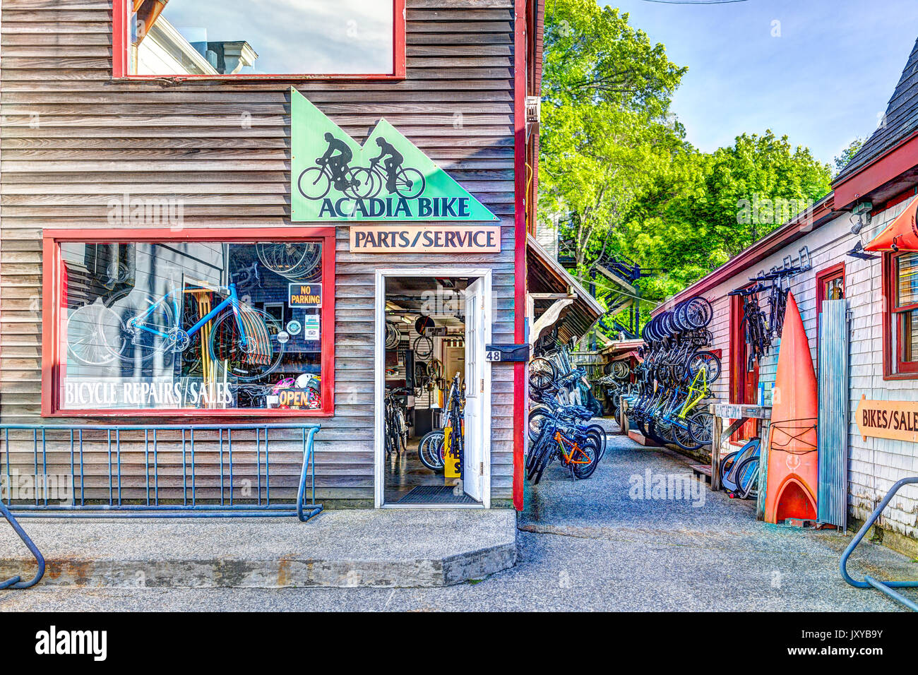 Bar Harbor, Stati Uniti d'America - 8 Giugno 2017: Acacia parti della bici e il servizio colorato segno negozio con molte biciclette nel centro di villaggio Foto Stock