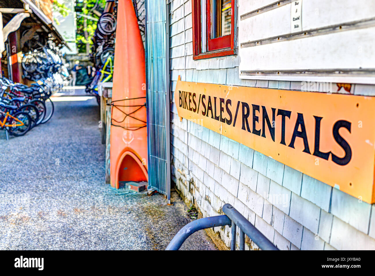 Bar Harbor, Stati Uniti d'America - 8 Giugno 2017: Acacia Bike negozio coloratissimo segno con molte biciclette e canoe nel centro di villaggio Foto Stock