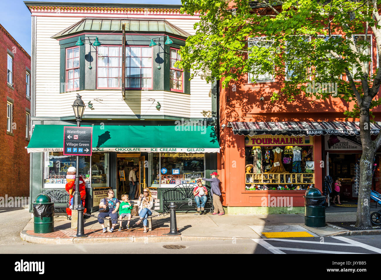 Bar Harbor, Stati Uniti d'America - 8 Giugno 2017: la gente a mangiare il gelato nel centro di villaggio in vacanza in estate con segni Foto Stock