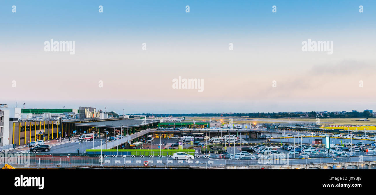 Milano Linate a Milano è un piccolo aeroporto vicino al centro manutenzione di corto e medio raggio destinazioni in Europa Foto Stock