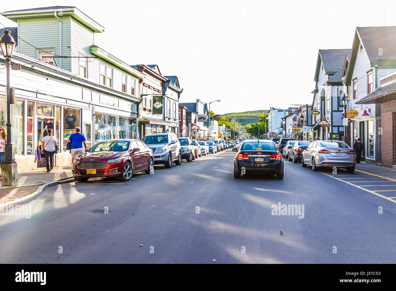 Bar Harbor, Stati Uniti d'America - 8 Giugno 2017: Main Street nel centro di villaggio in estate con le persone e i negozi Foto Stock